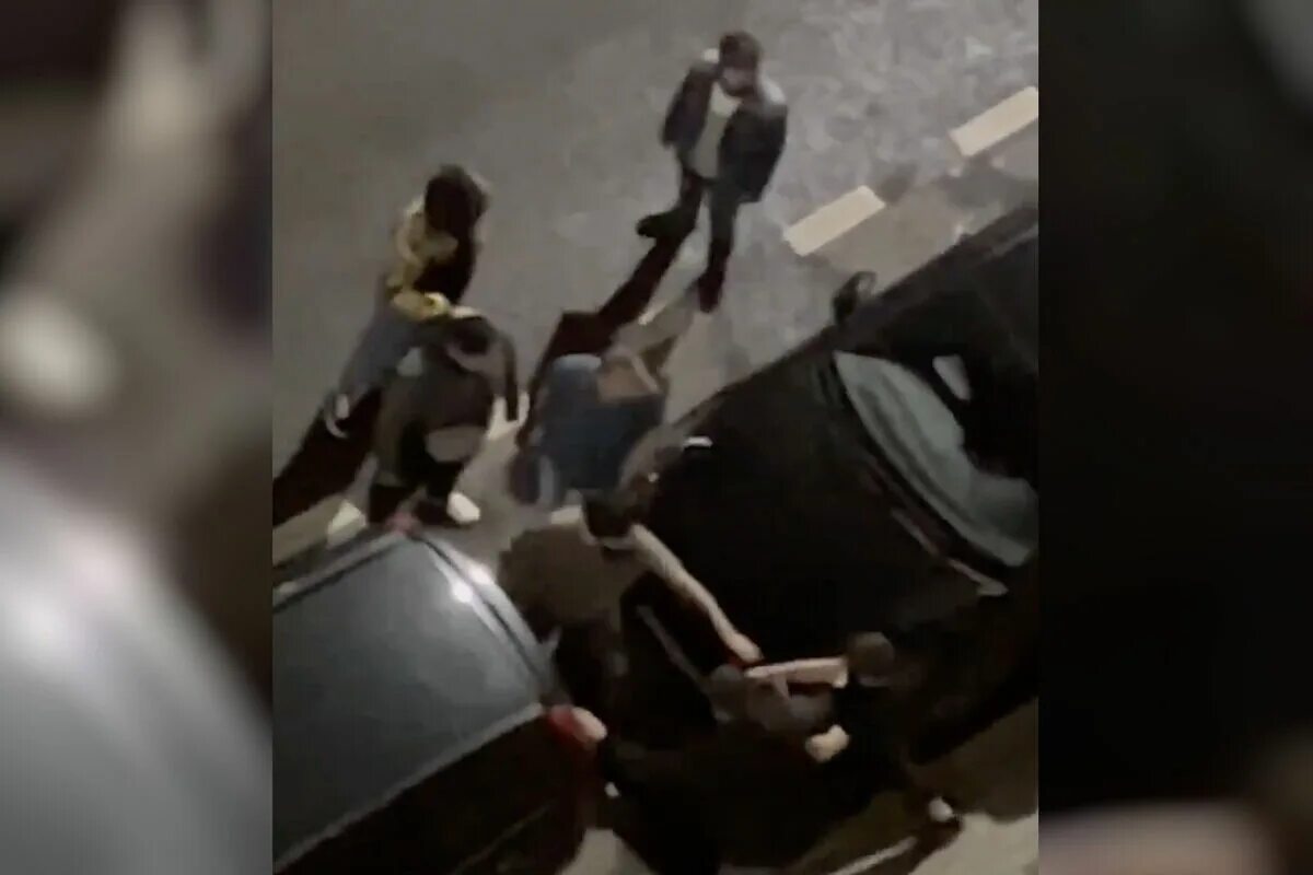 Избили толпой новости. Избиение толпой парня в плохом качестве. Видео в Обнинске авария Бородач избил водителя.