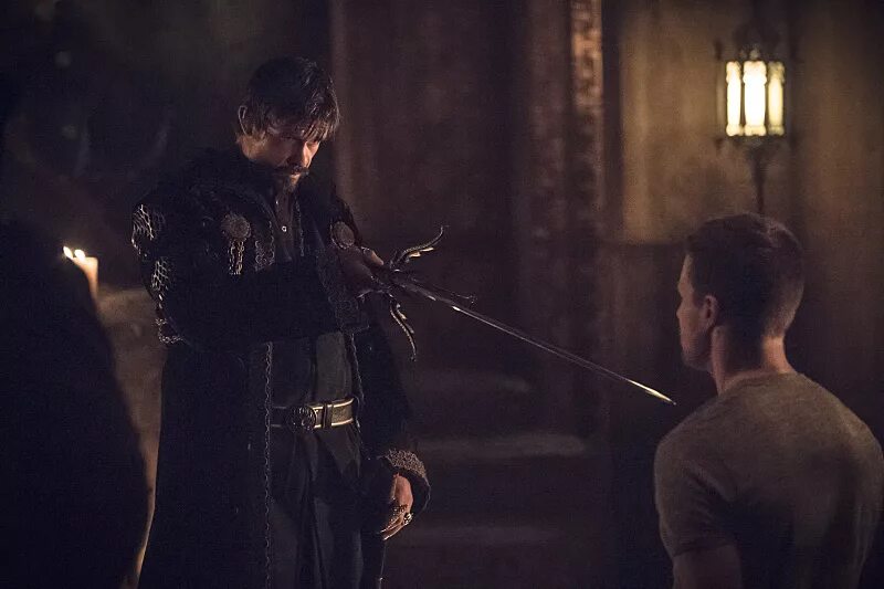 Мэтью нэйбл стрела. Стрела сериал рас аль гул. Стрела рас аль гул и оливер. Рас аль гул стрела. Лига теней рас аль гул.