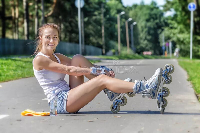 Девушка на роликах. Фотосессия на природе летом. Человек в парке на роликах. Молодая баба ролик. Молодая баба ролик.