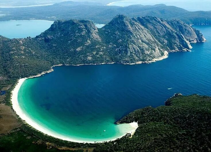 Австралия океан пляж. Is australia island. Is australia island. Архипелаг бакканир в западной австралии. Австралия вид сверху.