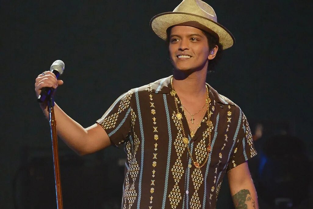 Chris isaak в молодости. Король рока элвис пресли. The weeknd фото. Джонни кэш 2020. Слушать американские певцы.