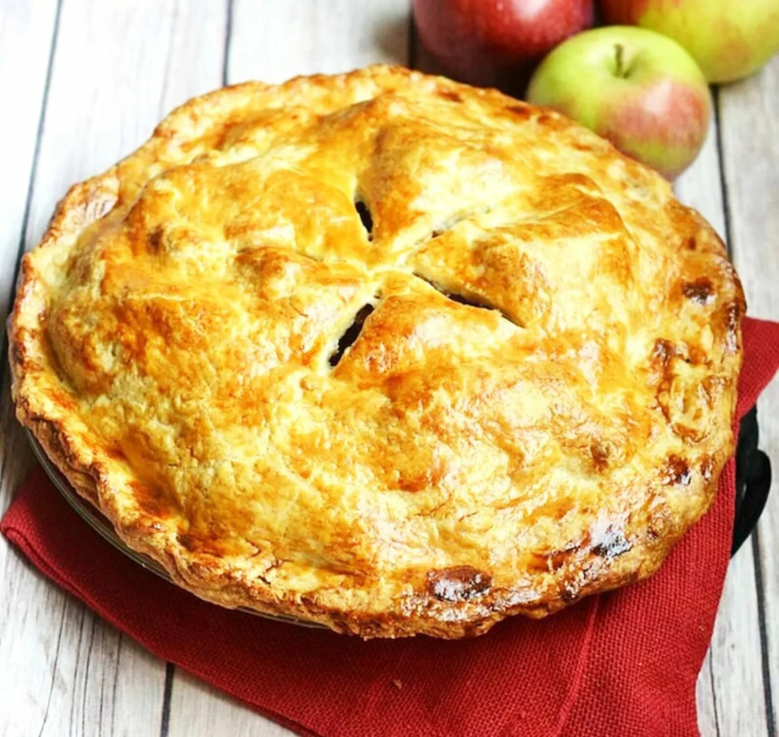 Рецепт яблочного пирога в духовке. Яблочный пирог в духовке. Пироги с яблоками в духовке. Яблочный пирог закрытый. Закрытый пирог с яблоками.