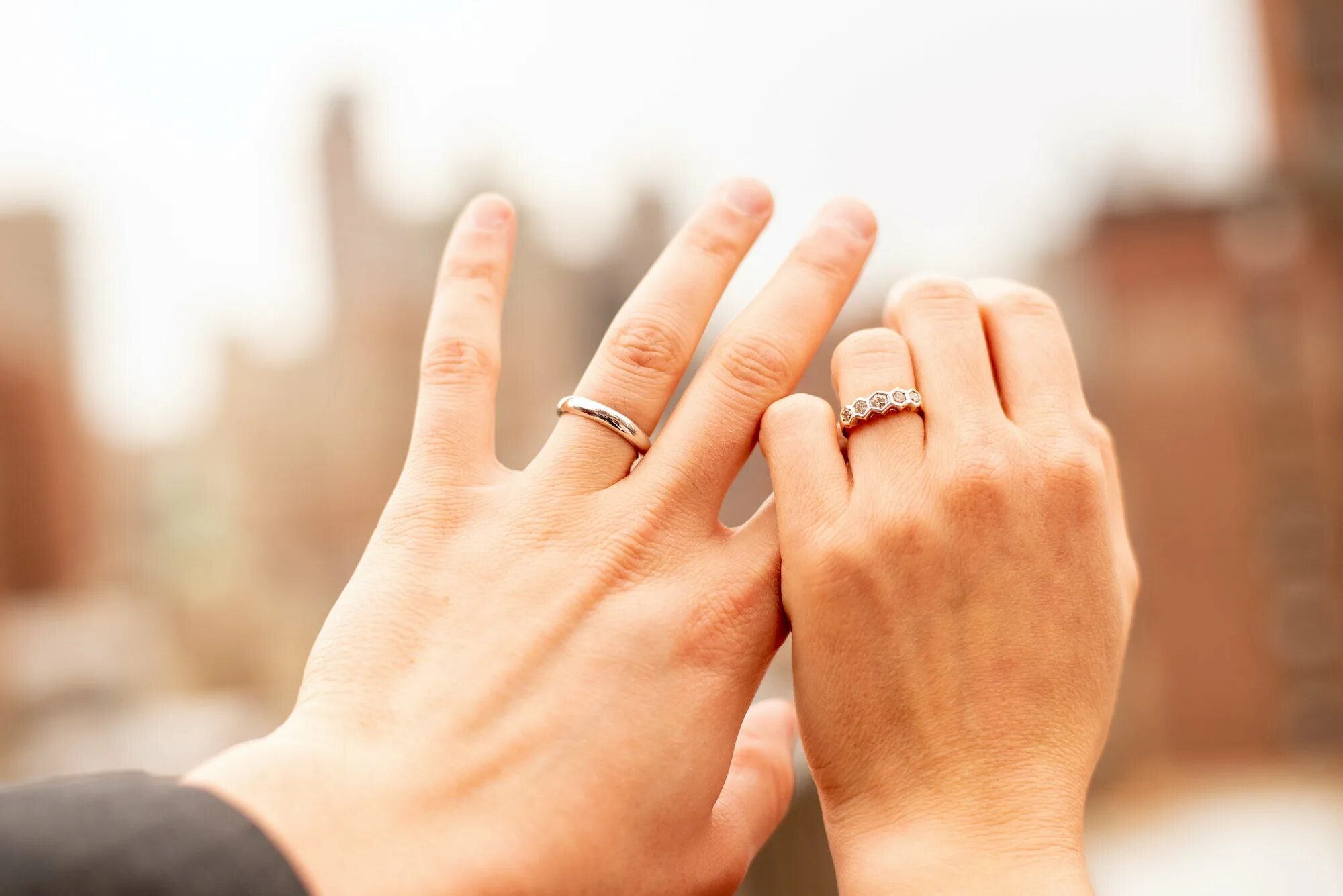 Кольцо для предложения. Обручальное кольцо для девушки. Give me a ring. Фото любовь романтика дадут кольцо. Фотосессия предложение руки и сердца.