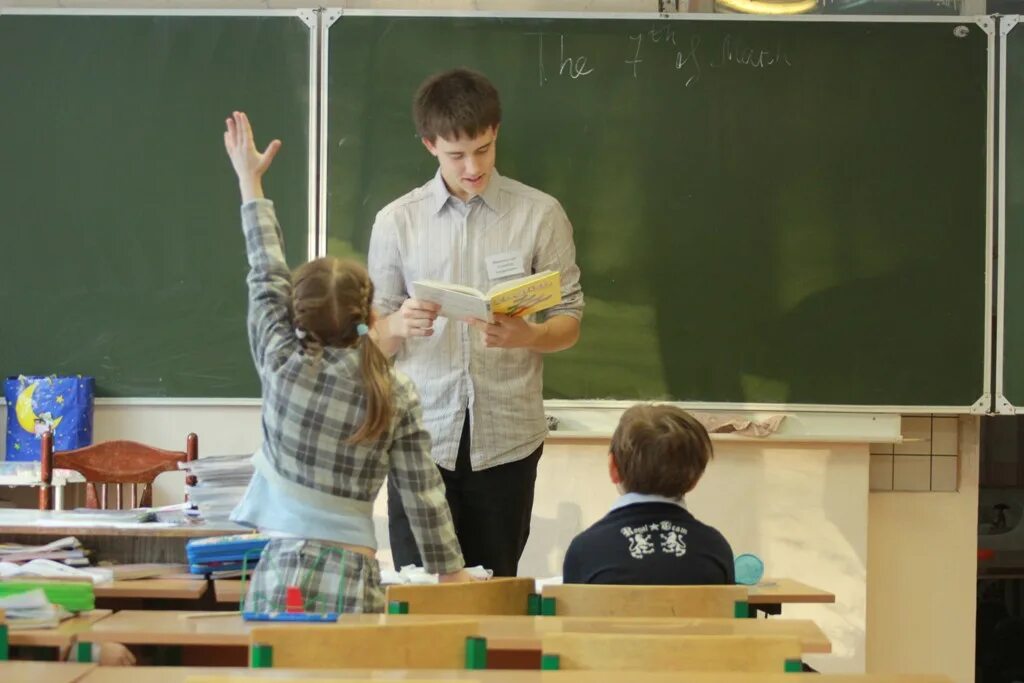 Вести с уроков в школе. День самоуправления в школе. ученик вместо учителя. школьники учителя день самоуправления. ученики проводят урок.
