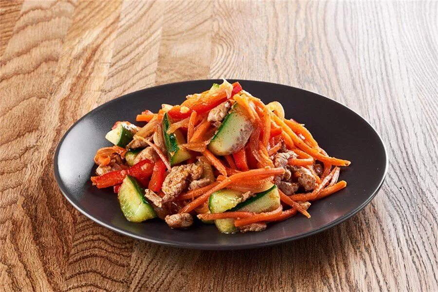 Салат с морковкой и говядиной. Салат мясной с корейской морковкой. Мясной салатик с корейской морковкой. Салат с корейской морковкой. Салат с морковкой и говядиной.