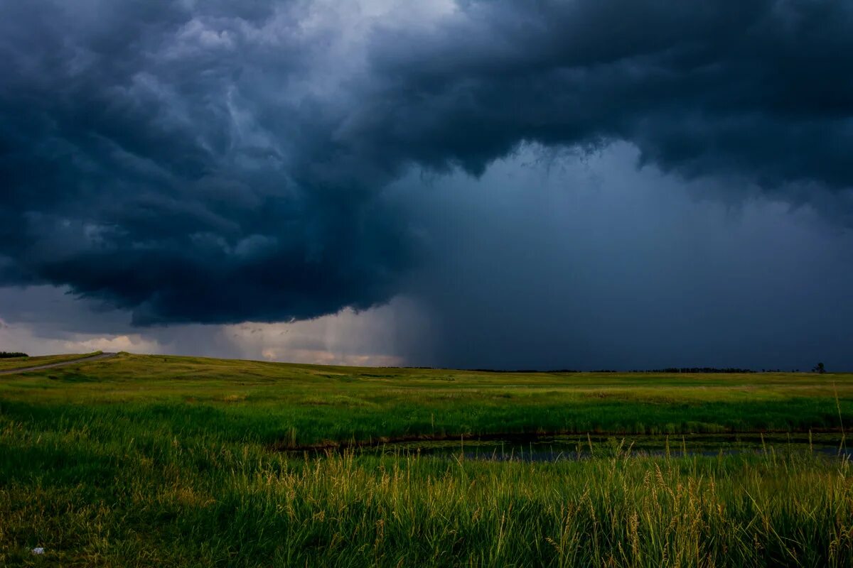 поле со сгущающиеся тучами. тучи сгущаются. сгущаются облака над морем. тучи над озером. облака сгущаются.