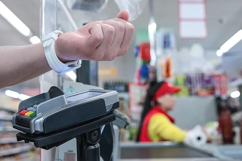 Забыл оплатить товар на кассе. Бесконтактная оплата в магазине. Продавец и покупатель. Покупатель на кассе. Корзина на кассе магазина.
