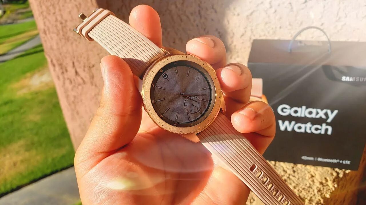 Часы samsung 42mm. Samsung Galaxy watch 42mm. Galaxy watch 42mm Rose Gold. Samsung Galaxy watch SM-r810. Galaxy watch 42 mm Gold.