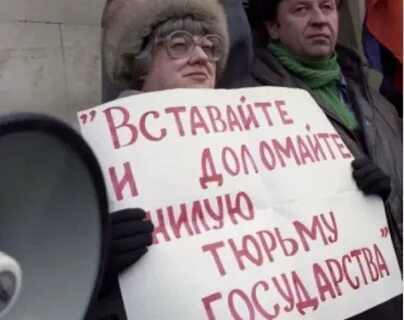 Умная в белом пальто стою красивая
