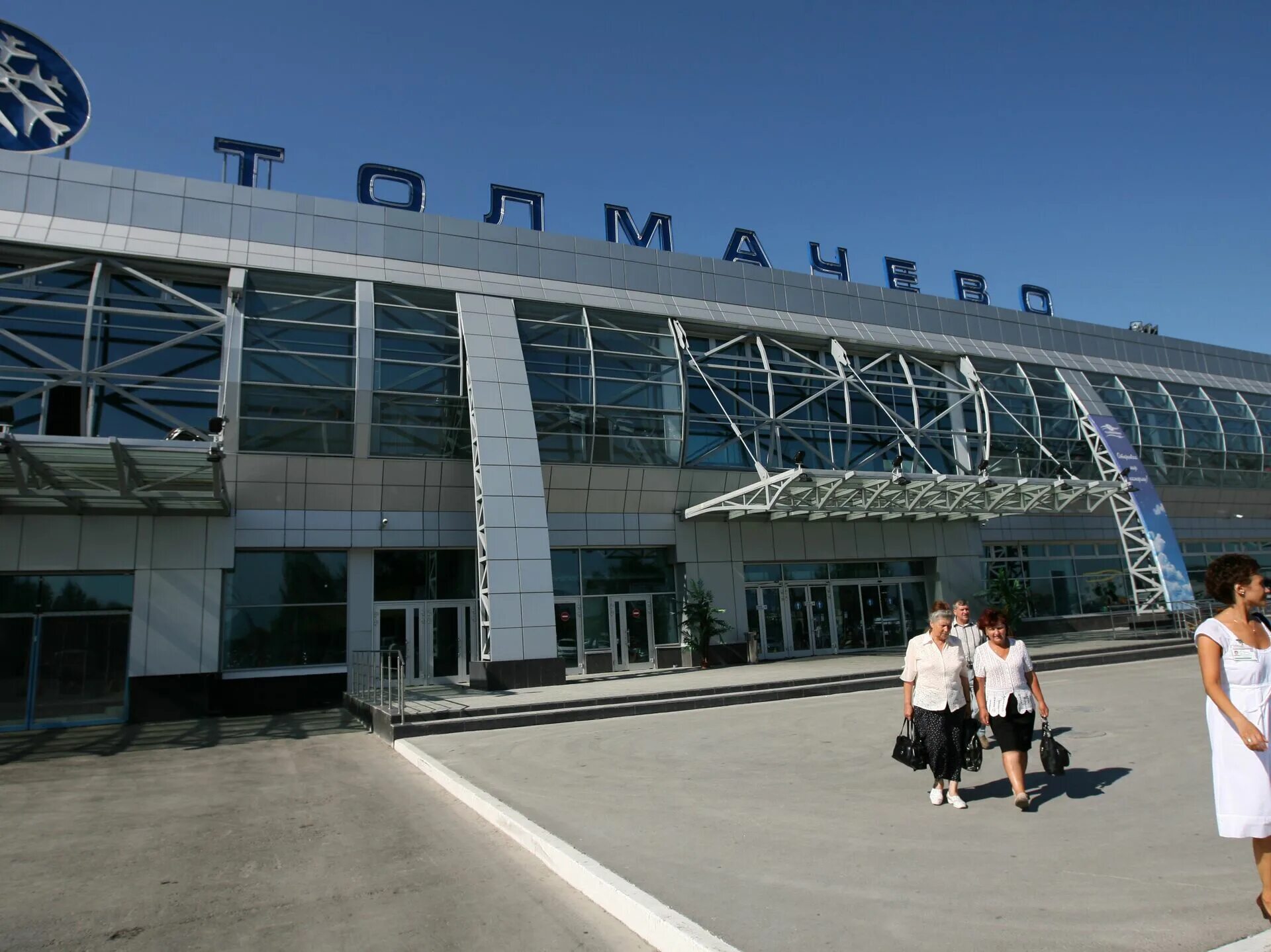 Аэропорт 3 новосибирск. Аэропорт г Новосибирск толмачёво. Ман аэропорт Толмачево. Аэропорт толмачёво впп2. Аэропорт Толмачево Новосибирск летом.