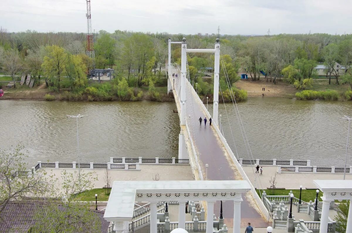 Мост через урал оренбург фото. Мост Европа Азия Оренбург. Пешеходыймост через Урал Оренбург. Пешеходный мост через реку Урал Оренбург. Мост через Урал Оренбург Европа Азия.