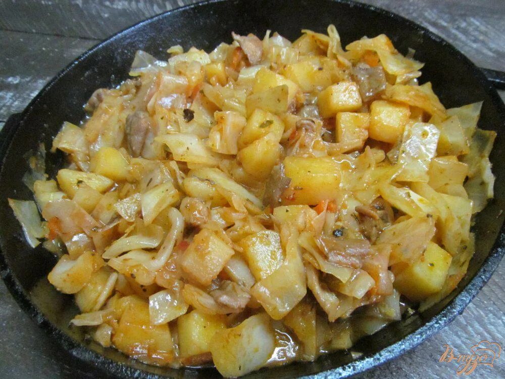 Тушёная капуста с картошкой. Тушеная капуст аас картошкой. Жареная картошка с тушеной капустой. Тушёная капуста с картошкой и мясом.