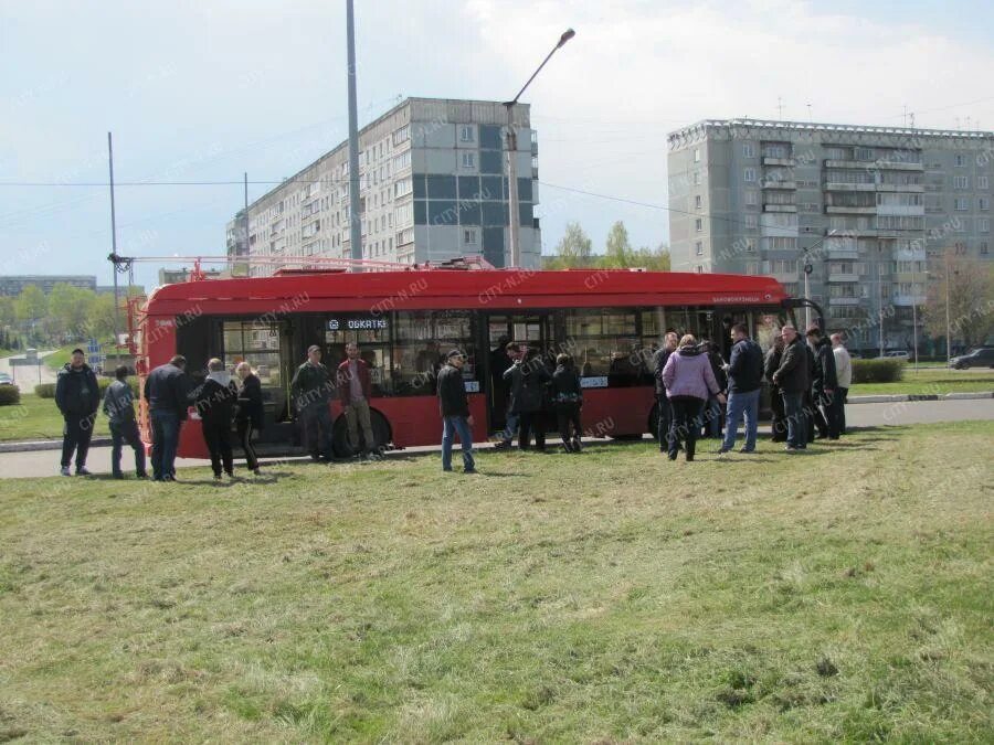 Троллейбус Новокузнецк Новоильинский район. Город Новокузнецк Новоильинский район. Достопримечательности Новоильинского района Новокузнецка. Новоильинский район 2000 год.