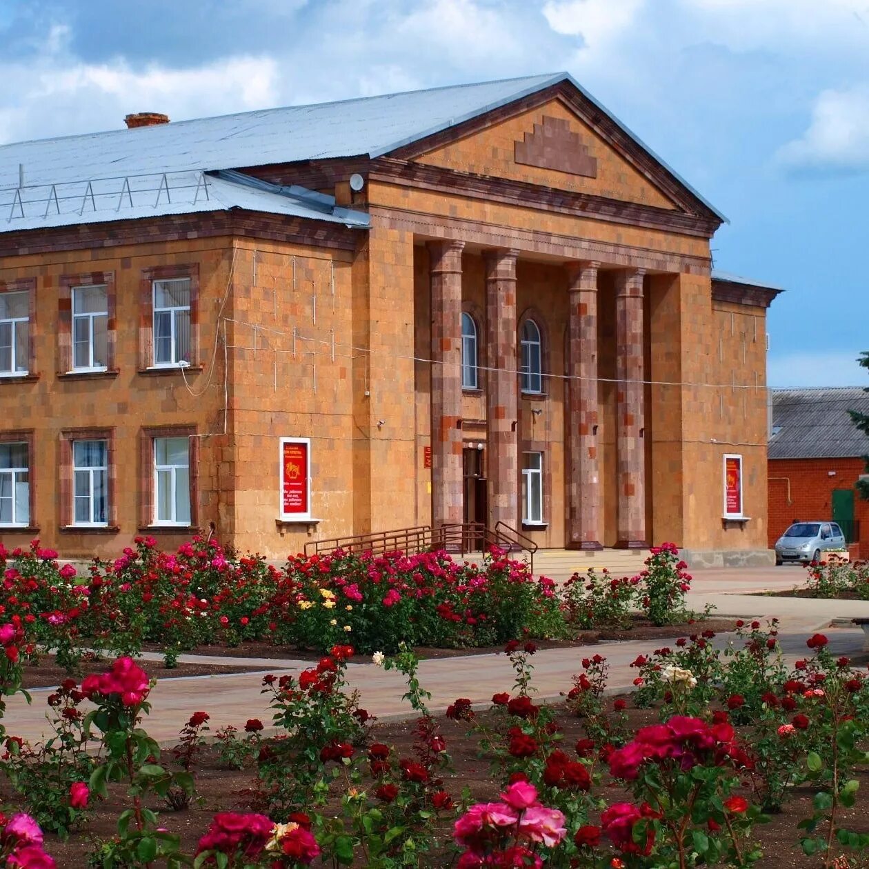 Стародеревянковская каневский район краснодарский край. Станица Стародеревянковская достопримечательности. Дом культуры Стародеревянковская. Станица Стародеревянковская Краснодарский достопримечательности. Станица Стародеревянковская Каневский район.