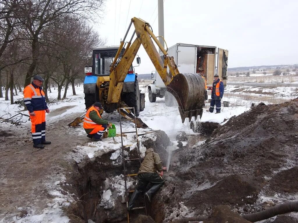 Красный сулин вода. Порыв водопровода. Устранение аварии на водопроводе. Авария на водоводе. Аварийные работы.