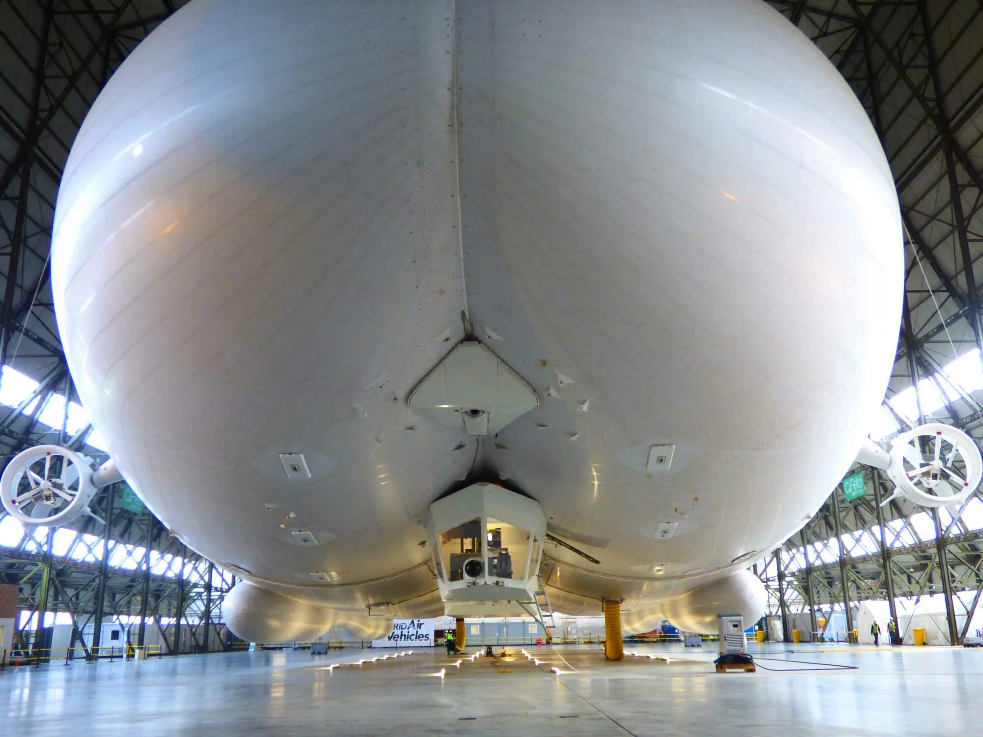 Можно яйца в самолет. Дирижабль Airlander 10. Airlander 10 — гибридный дирижабль. Термоплан дирижабль.