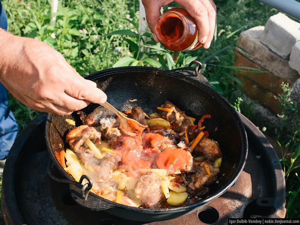 Казаны вкусно. Блюда на костре. Блюда приготовленные на костре. Блюда на костре на природе. Блюда в чугунке на костре.