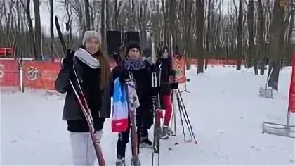 Девочка прошла на лыжах 300 что составляло