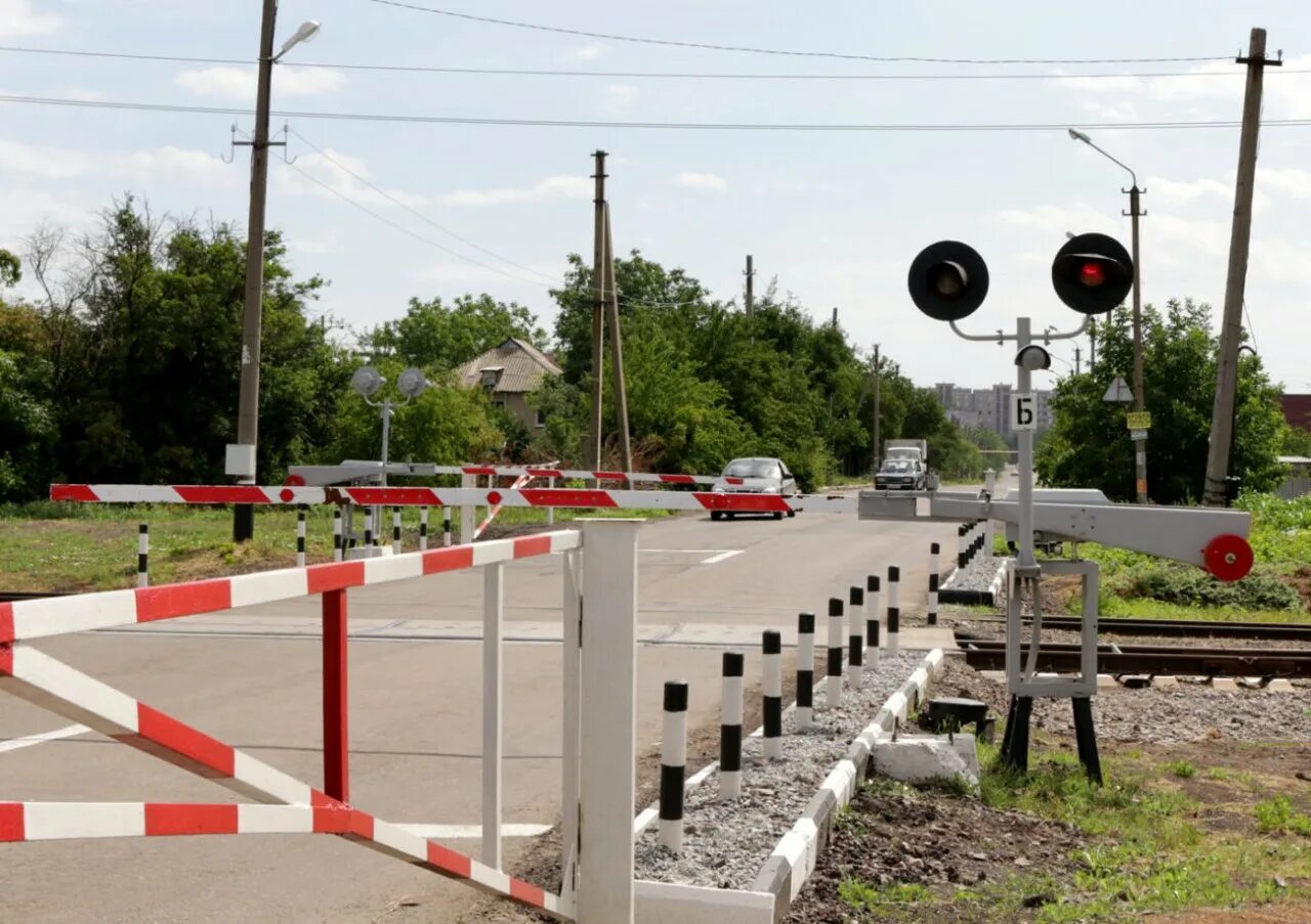 Видео жд переездов. Железнодорожный переезд Глазов. Желенодорожныйпереезд. Шлагбаум Железнодорожный. ЖД переезд.