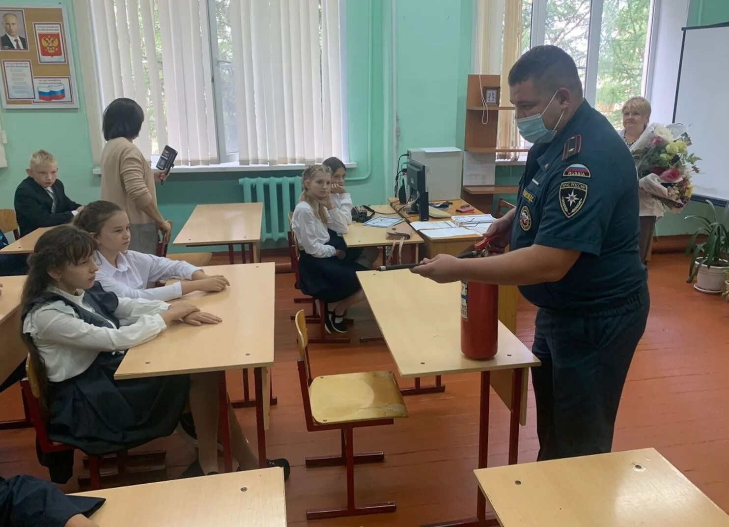 Урок безопасности в школе. Сотрудник МЧС В школе урок го. Занятия в школе сотрудниками МЧС. Урок безопасности Просвещение.