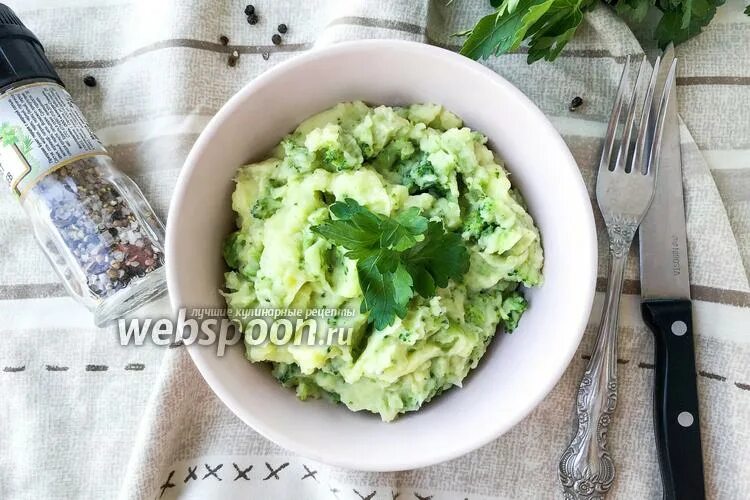 Картофельное пюре с брокколи. Пюре из картофеля и брокколи. пюре из брокколи и картошки.