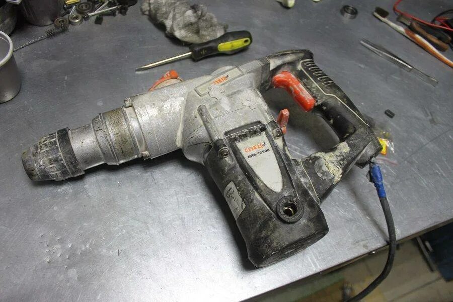 Сломанный перфоратор макита hr2450. Дрель электрическая макита 2410. Запчасти для перфоратора. Разборка перфоратора макита 2470. Перфоратор бош гбш 4-32.
