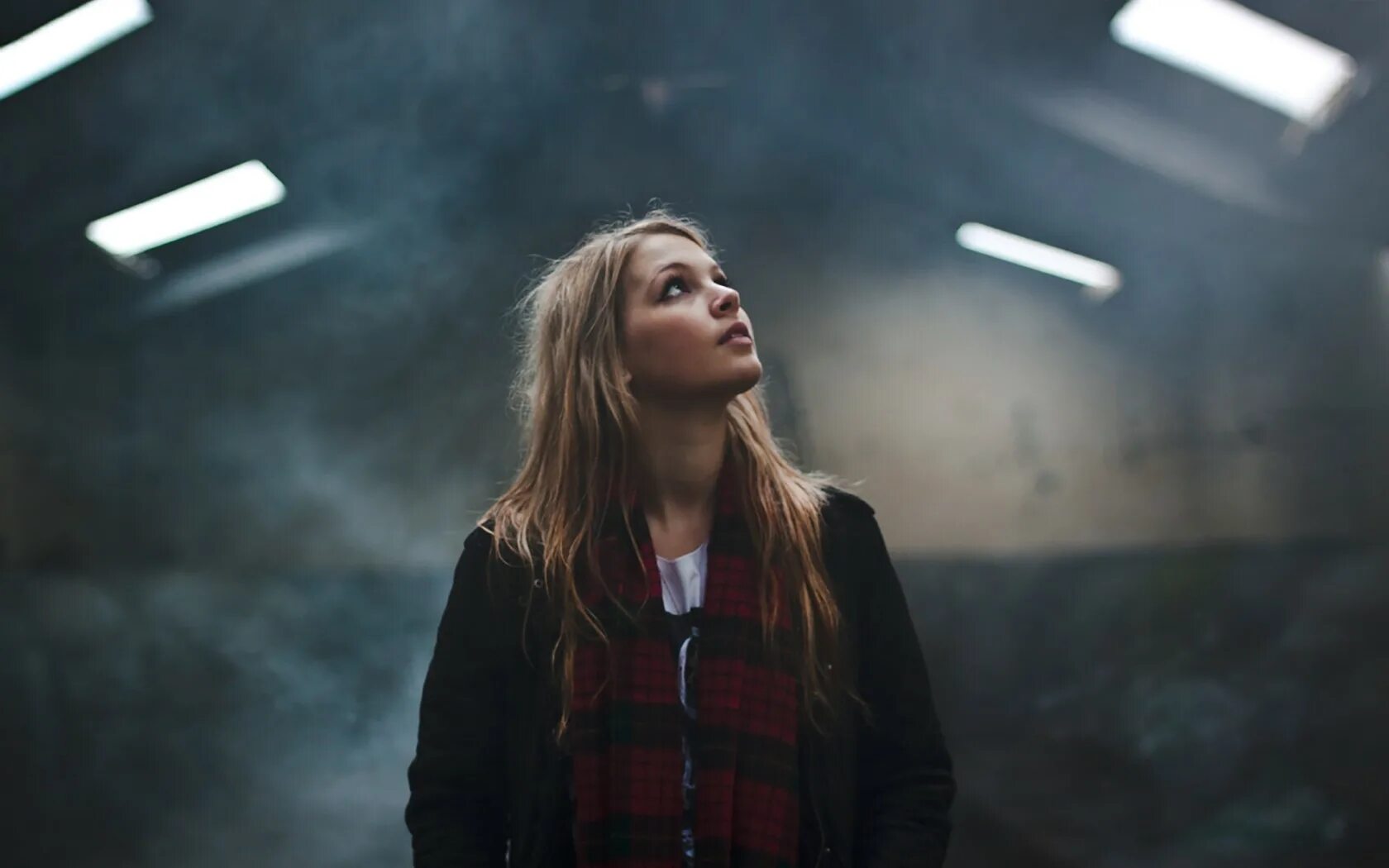 Looking up. Reforget lauv. girl looking up. фото: @whatigot_.