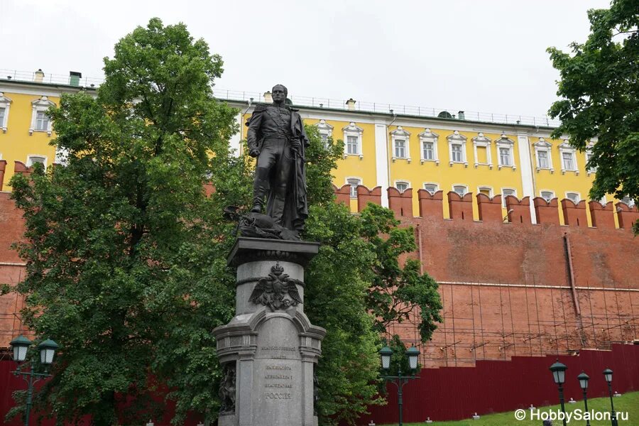 Памятник александру первому. Александровский сад памятник Александру Москва. Памятник Александру 1 в Москве. Памятник Александру в Александровском саду.