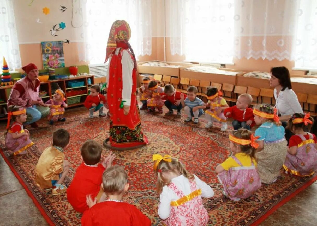 Масленица в мл группе. Масленица в группе раннего возраста в детском саду. Утренник на Масленицу в младшей группе. Масленица во 2 младшей группе развлечение в группе. Развлечение Масленица в младшей группе.