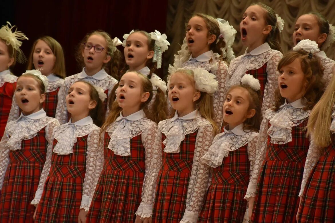 В школьном хоре поют 24 девочки. Хоровое пение в школе. Детские хоры школьные. Дети поют в хоре. Школьники поют.