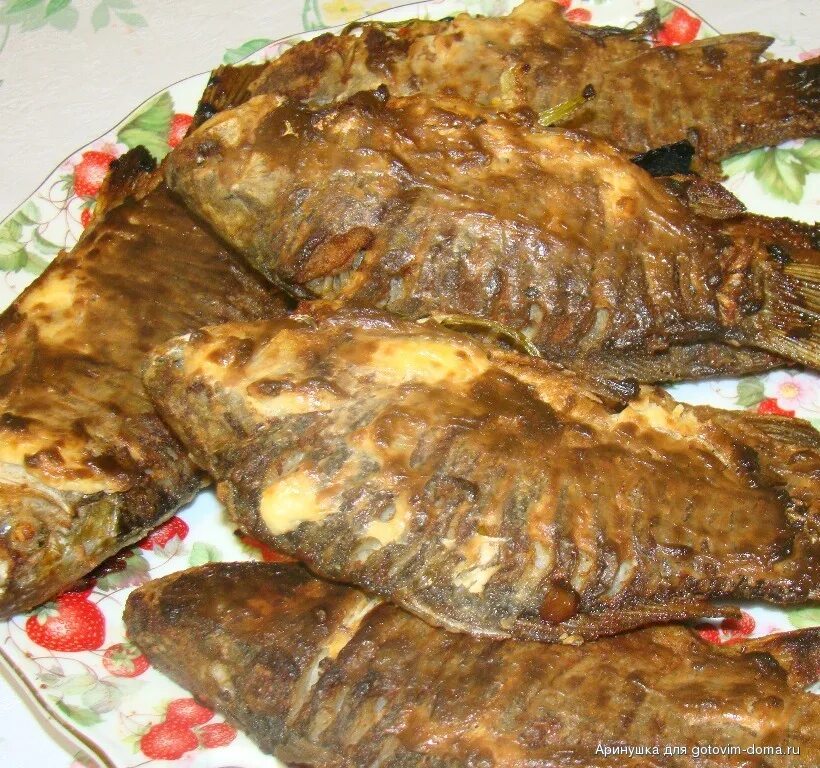 Караси в сметане рецепт на сковороде с фото пошагово. Рецепт жареных карасей с фото. Жареный карась на сковороде. Жареный карась. Тилапия рыба жареная.