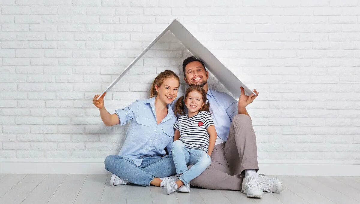 Семья с детьми в новой квартире. Льготная ипотека. Страхование ипотеки. Ипотека господдержка 2022. Жилье для молодых семей.