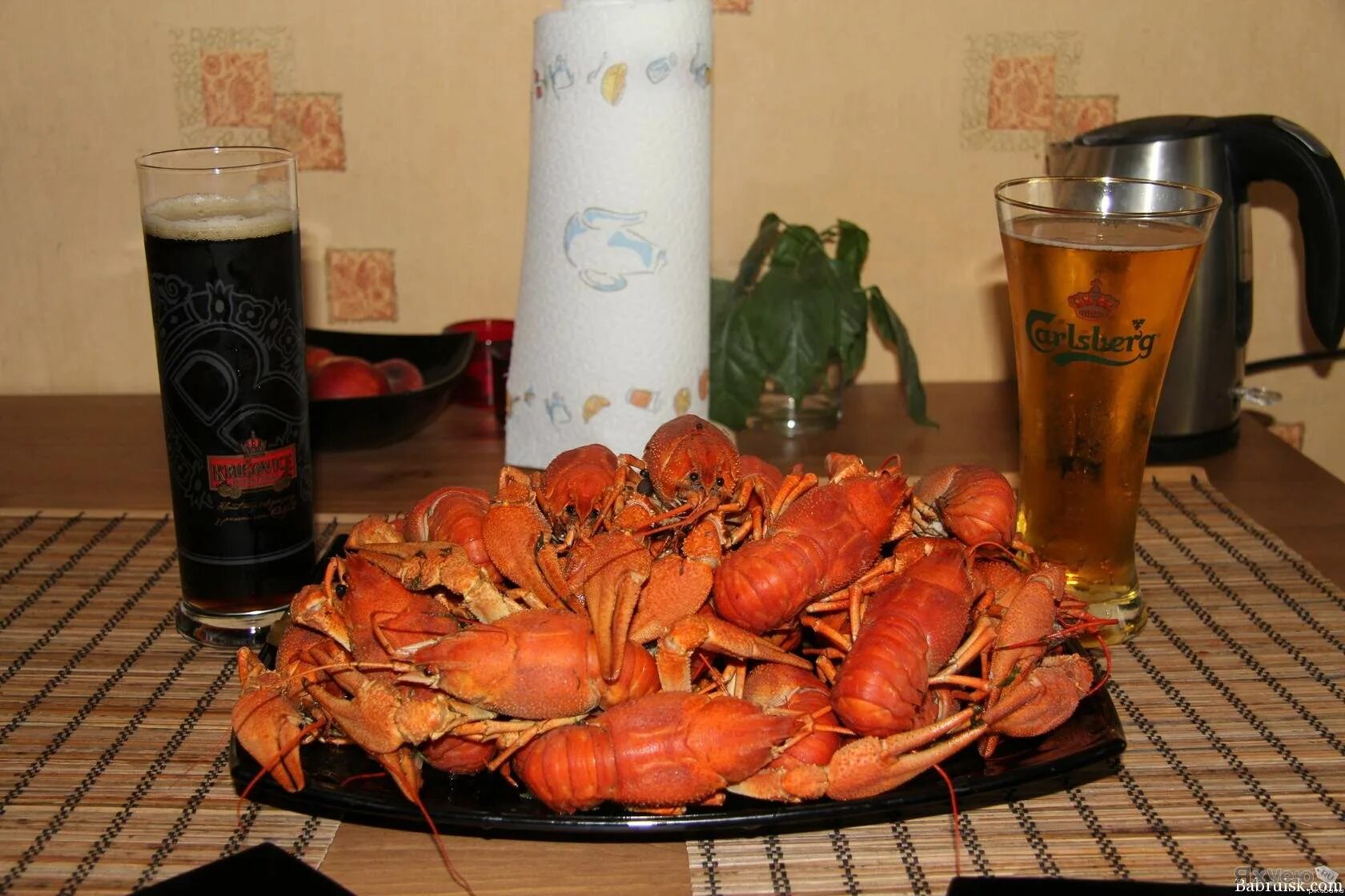 Как пить раки. Стол с креветками и пивом. Ракы турецкий алкогольный напиток. Ракы турецкий алкогольный напиток. Ракы турецкий алкогольный напиток.