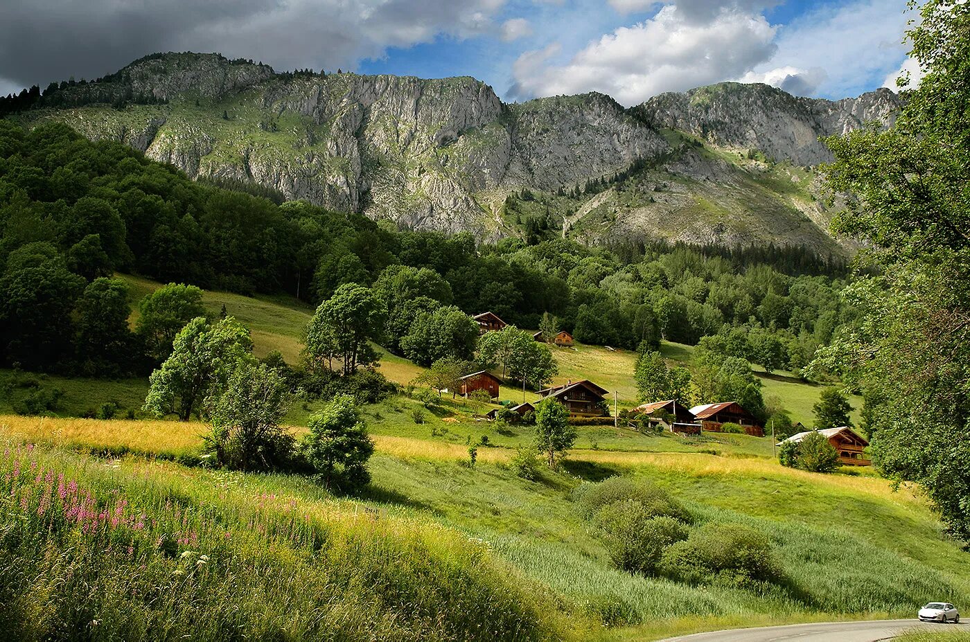 Предгорье Альп во Франции. Горная деревня в Альпах. Альпийская деревня в Альпах. Альпы Франция Горная деревня.