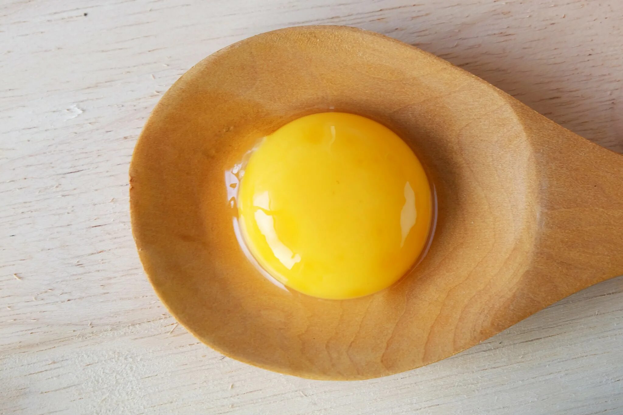 Яичный желток. Желток куриного яйца. Куриный желток. Сырое яйцо.