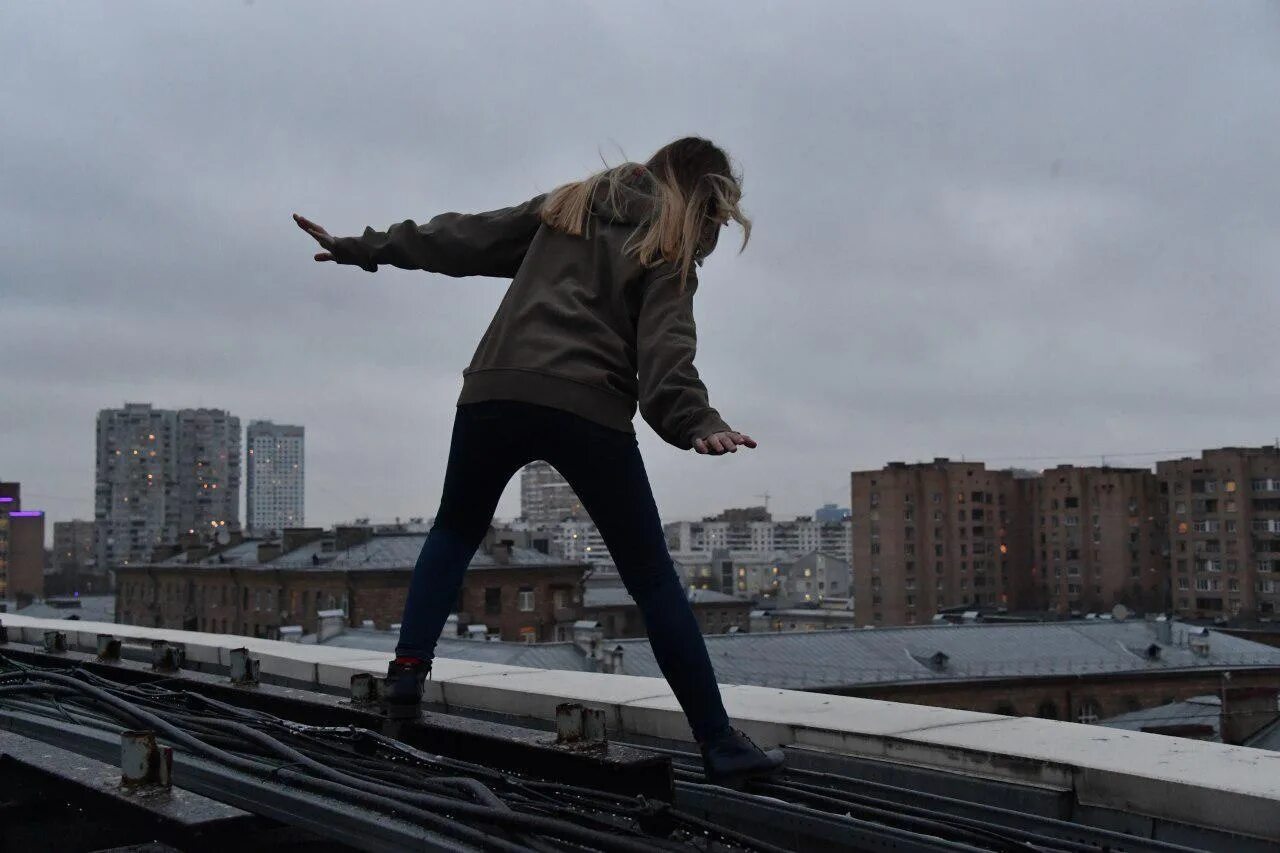 Прыгает с крыши. Девушка хочет прыгнуть с крыши.