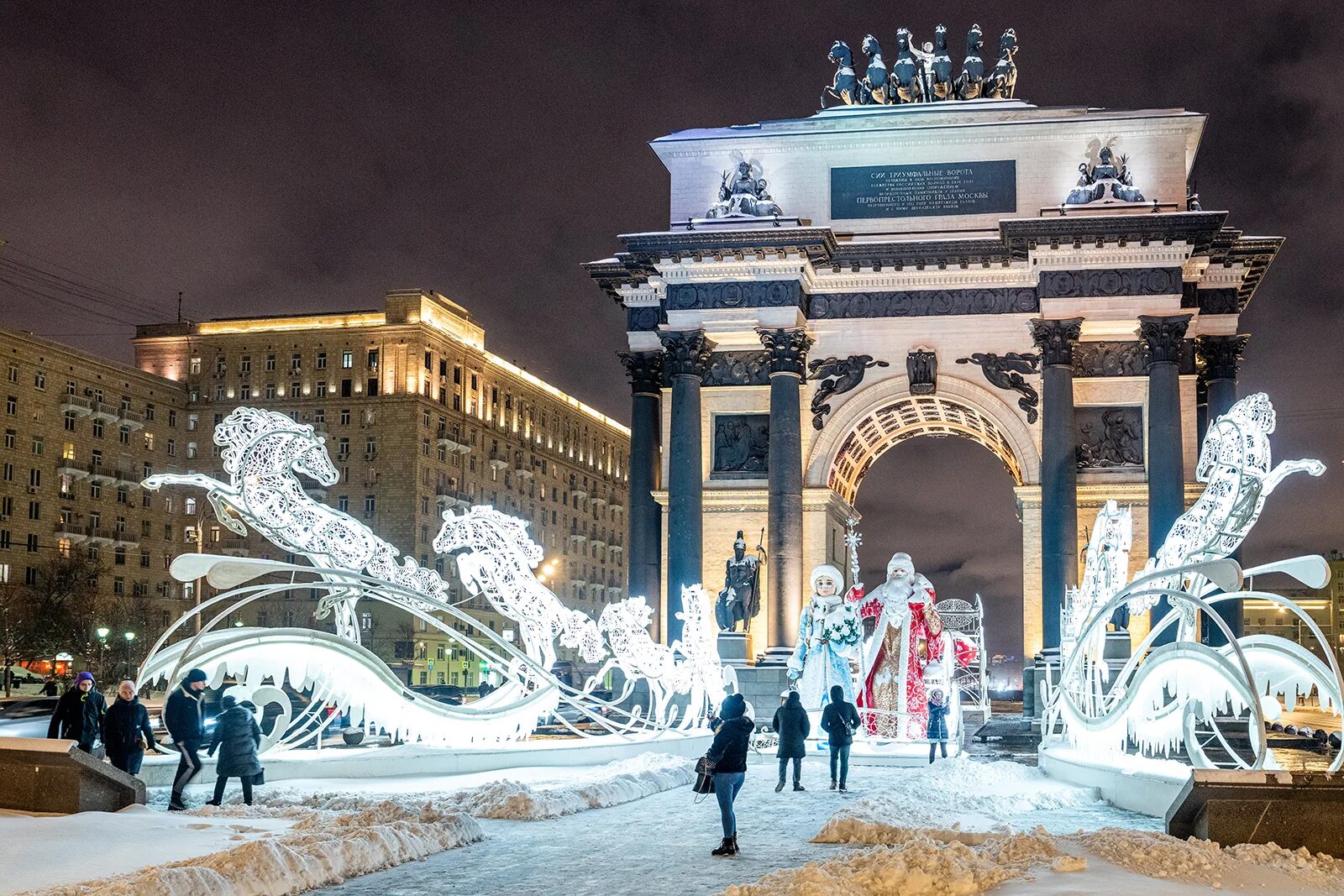 Что посетить в москве в ноябре 2025. Триумфальная арка в москве зимой. парк акведук в москве 2025. ёлка ростокинский акведук. триумфальная арка москва зимой 2025.