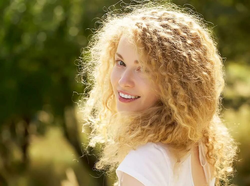 Curly blonde. Кудрявый блондин. Светлые вьющиеся волосы. Кудрявая девушка.