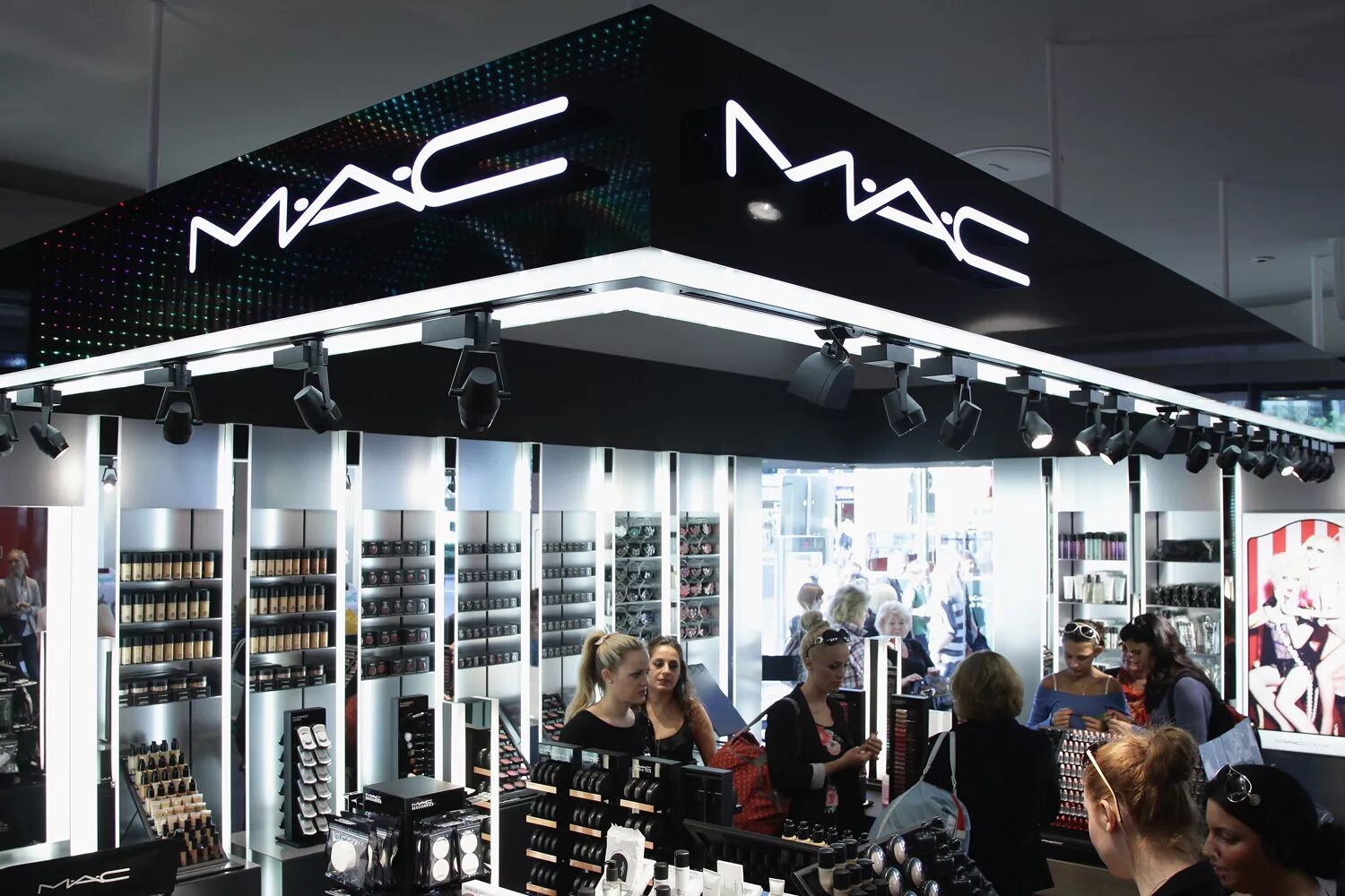 Mac Cosmetics. Mac магазин косметики. Фирма косметики Мак. Реклама Мак косметика.