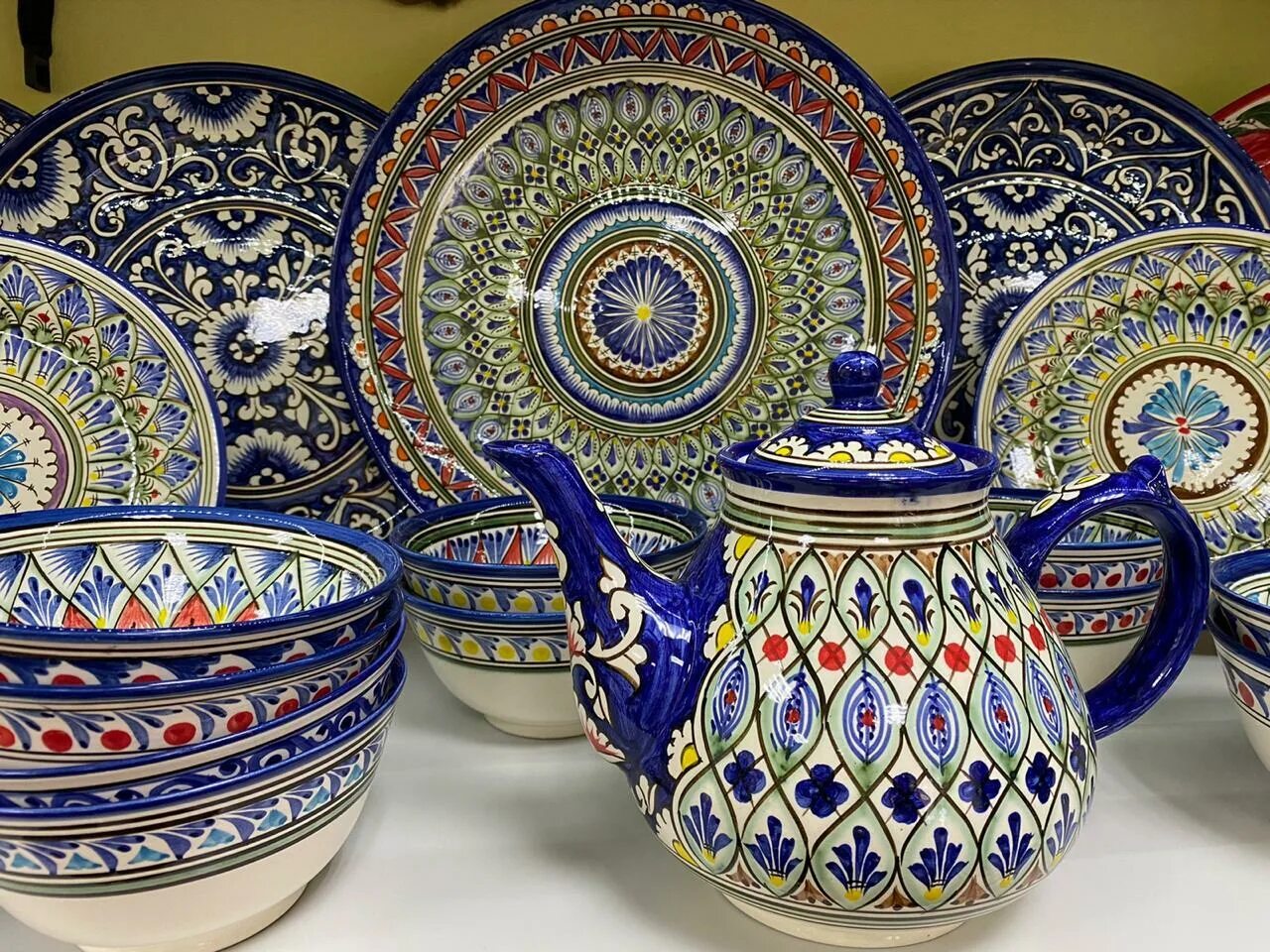 Узбекская керамика риштан. Таджикские тарелки. Таджикские тарелки. Риштанская посуда ляган. Ляган самарканд риштанская керамика.
