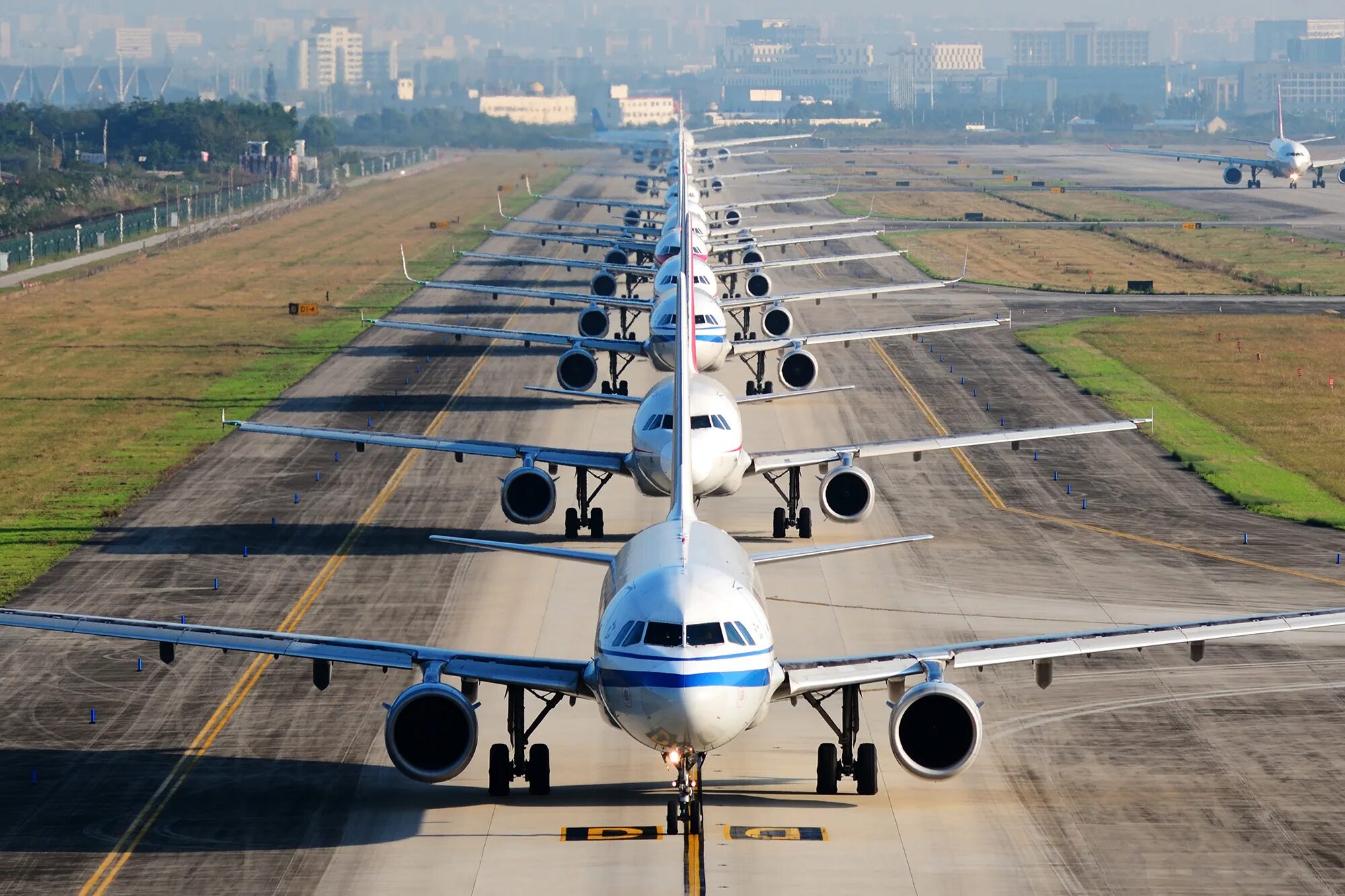 Национальный аэропорт самолеты. Много самолетов. Воздушный транспорт. Транспорт самолет. Пассажирские авиаперевозки.