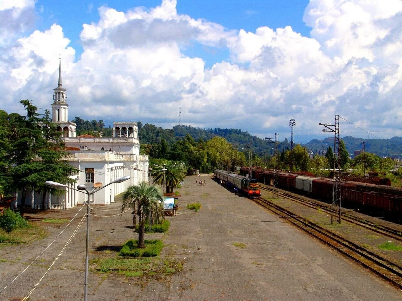 ЖД вокзал Сухум Абхазия платформа. ЖД станция Сухум Абхазия. Вокзал Гагра Абхазия. Железная дорога Адлер Сухум. Гудаута гагра