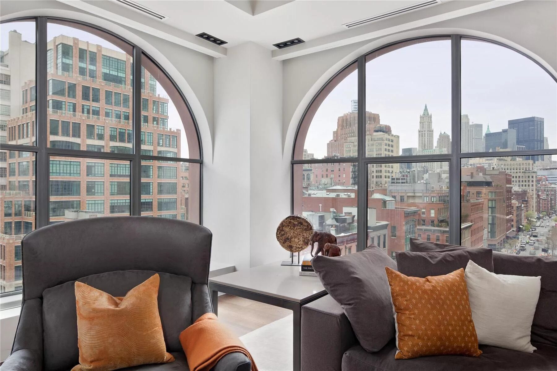 Купить квартиру старый центр. Пентхаус в Нью-Йорке лофт. Loft Манхэттен Нью-Йорк. Панорамные полукруглые окна. Круглое панорамное окно.