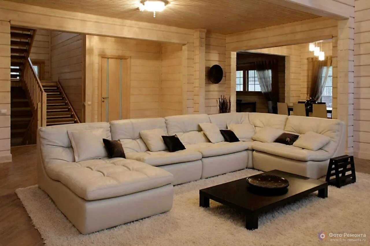 Диван в деревянном доме. Большие диваны для гостиной. Большой диван для гостиной. Диван в гостиную в деревянном доме.
