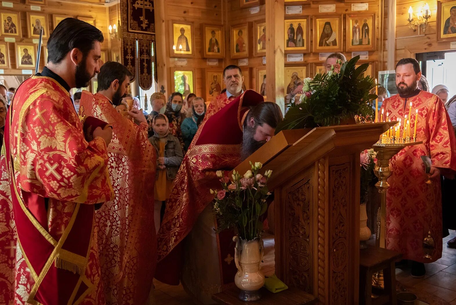 Ермоген зюзино. Храм священномученика Ермогена. Храм Ермогена в Тушино. Храм Ермогена в Зюзино. Храм Ермогена в Гольяново.