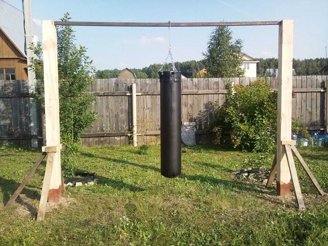 Груша на улице. Спортплощадка с грушей. Боксерский мешок на даче. Боксерская груша на улице. Спортплощадка на набережной тула.