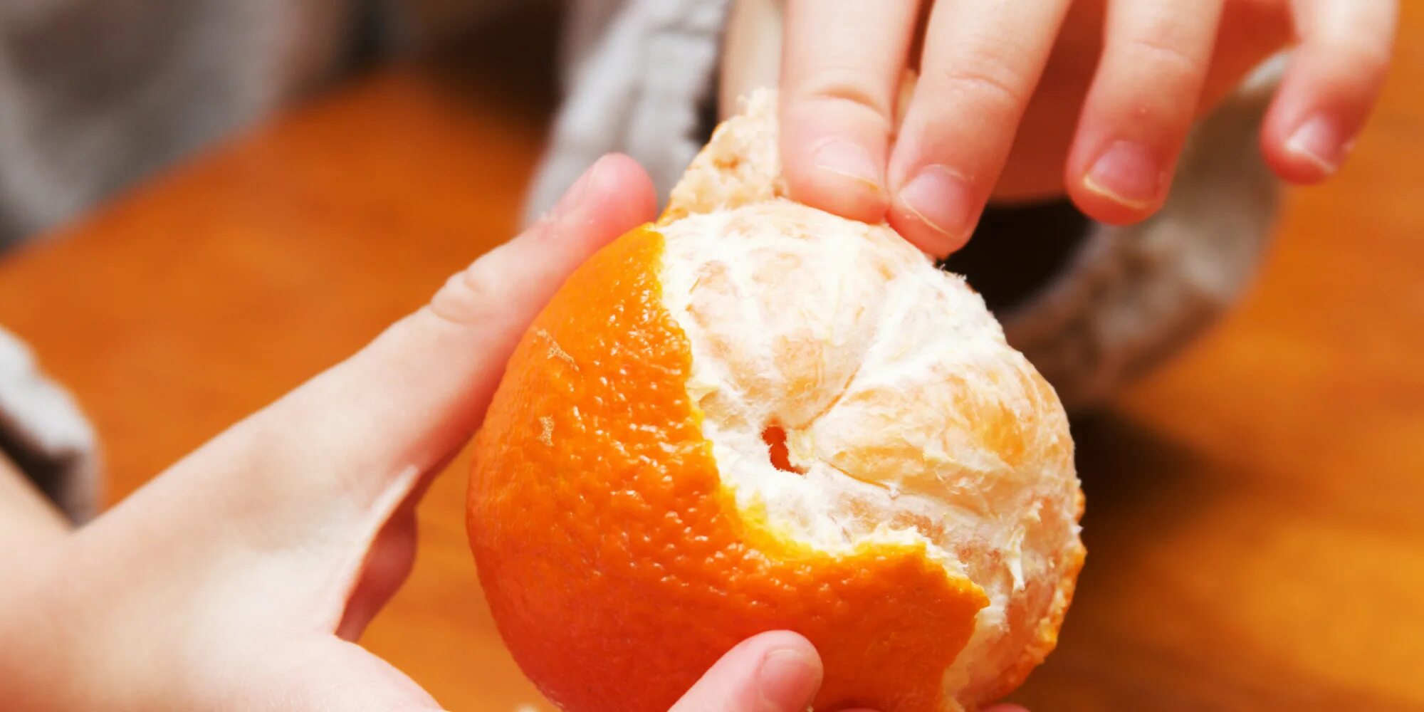 Мандарины перевариваются. Очищенный апельсин. Мандарин очищенный. Кожура апельсина. Апельсин без шкурки.