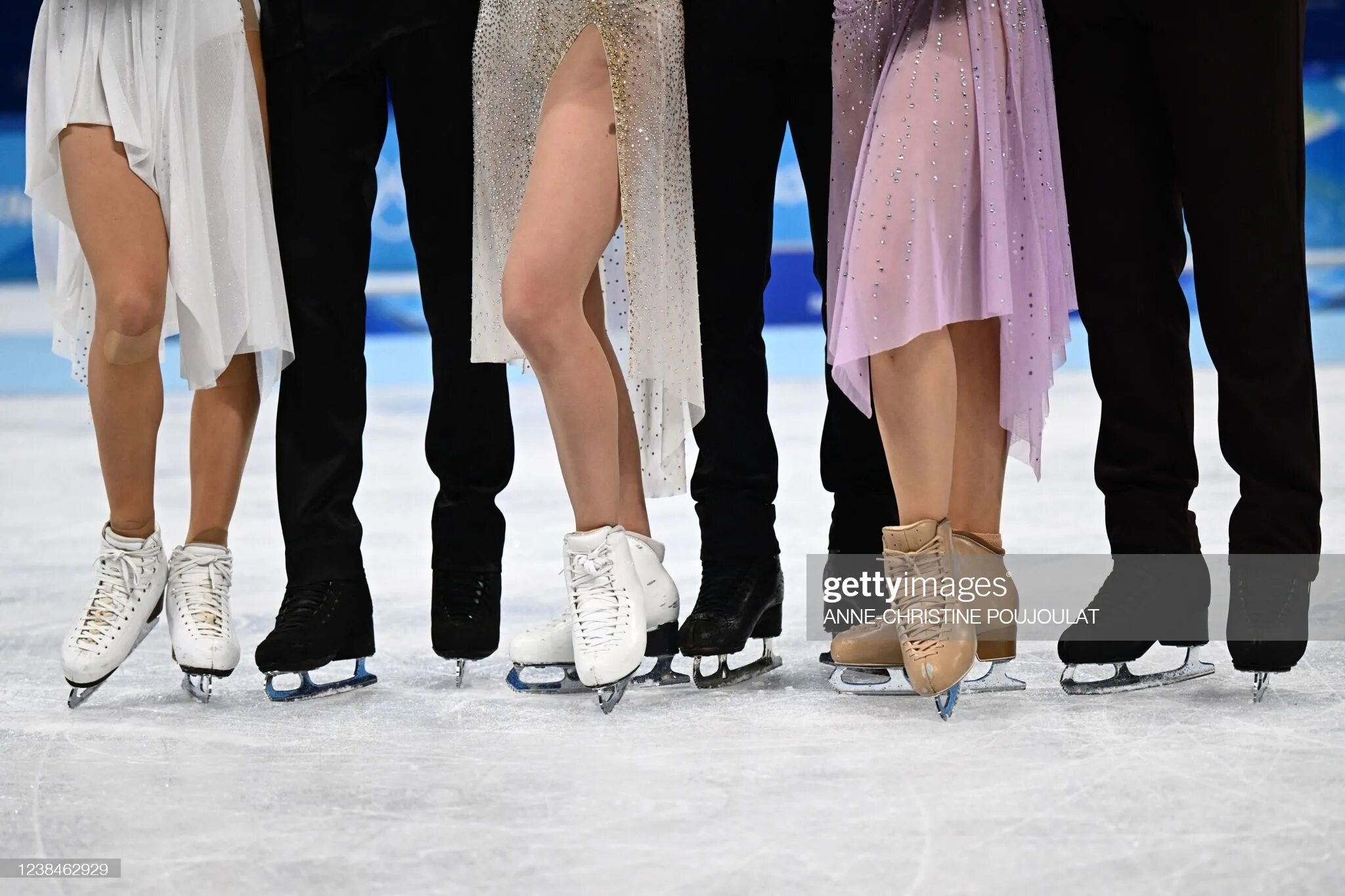 Танцы на льду результаты. Танцы на льду на Олимпийских играх 2022. Цветочная церемония фигурное катание. Загитова фото на церемонии. Загитова в прозрачном платье на церемонии.