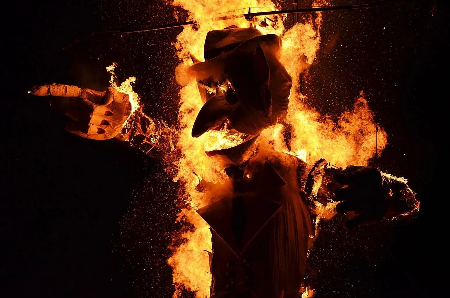 Сон горит человек. Горящий человек красиво. zozobra горит. горящий человек красивое фото.