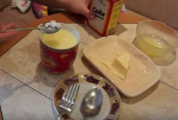 Рецепт от кашля яйцо масло мед. Молоко мед яйцо и сливочное масло. Молоко с яйцом от кашля. Молоко масло мед сода. Молоко сода яйцо от кашля.
